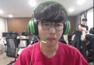 侯志慧背后 侯志慧背后